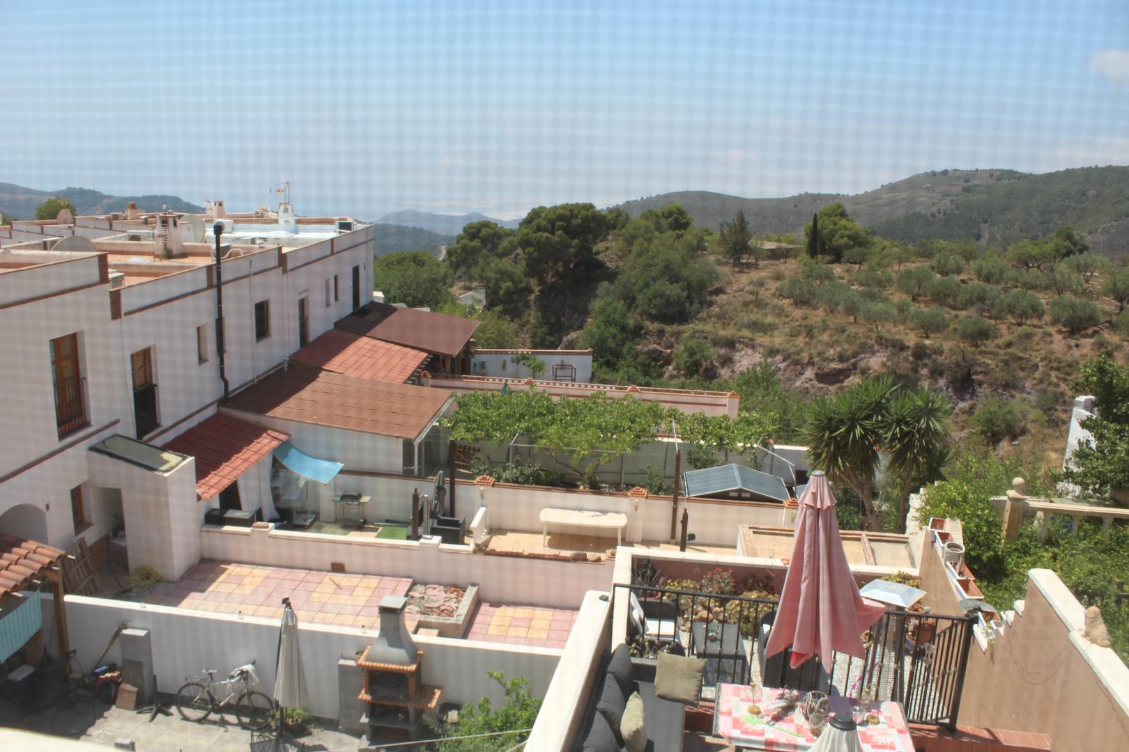 Casa pareado con jardín y varias terraza en dos niveles